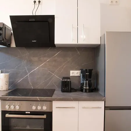 Schoene 78m2, 3 Schlafzimmer, 2 Baeder, Zentrumnah, 1og Apartmán *