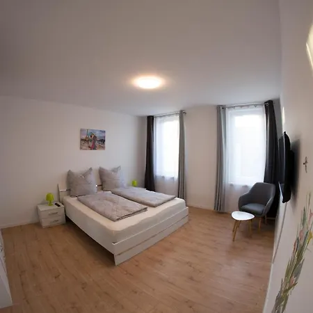 Schoene 78m2, 3 Schlafzimmer, 2 Baeder, Zentrumnah, 1og Apartment