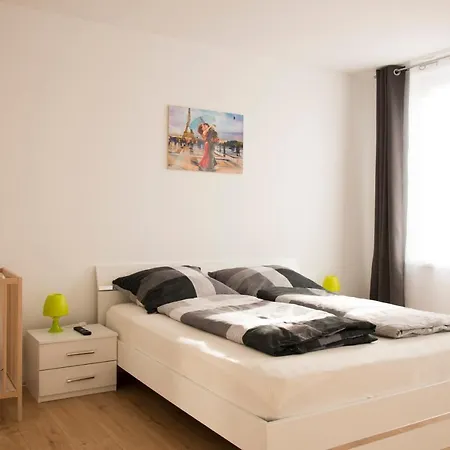 Schoene 78m2, 3 Schlafzimmer, 2 Baeder, Zentrumnah, 1og Apartamento *