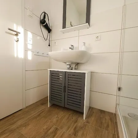 Schoene 78m2, 3 Schlafzimmer, 2 Baeder, Zentrumnah, 1og Apartment Erfurt