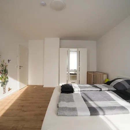 Schoene 78m2, 3 Schlafzimmer, 2 Baeder, Zentrumnah, 1og Apartment