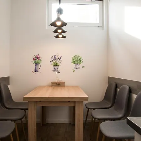 Schoene 78m2, 3 Schlafzimmer, 2 Baeder, Zentrumnah, 1og