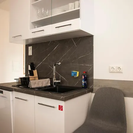 Schoene 78m2, 3 Schlafzimmer, 2 Baeder, Zentrumnah, 1og Apartmán