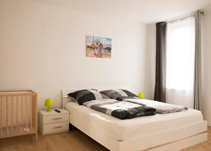 Schoene 78m2, 3 Schlafzimmer, 2 Baeder, Zentrumnah, 1og Appartement *