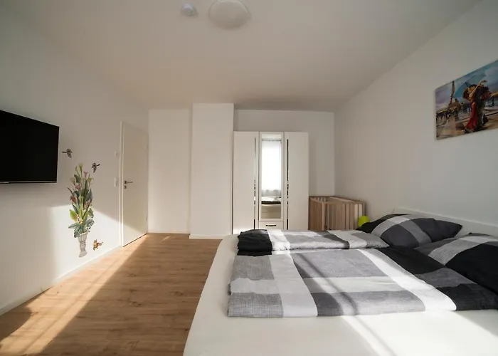 Schoene 78m2, 3 Schlafzimmer, 2 Baeder, Zentrumnah, 1og Apartament