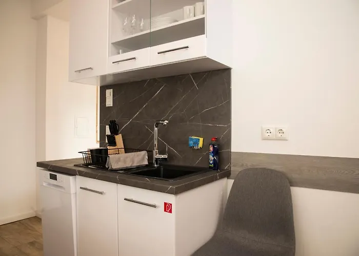 Schoene 78m2, 3 Schlafzimmer, 2 Baeder, Zentrumnah, 1og Appartement